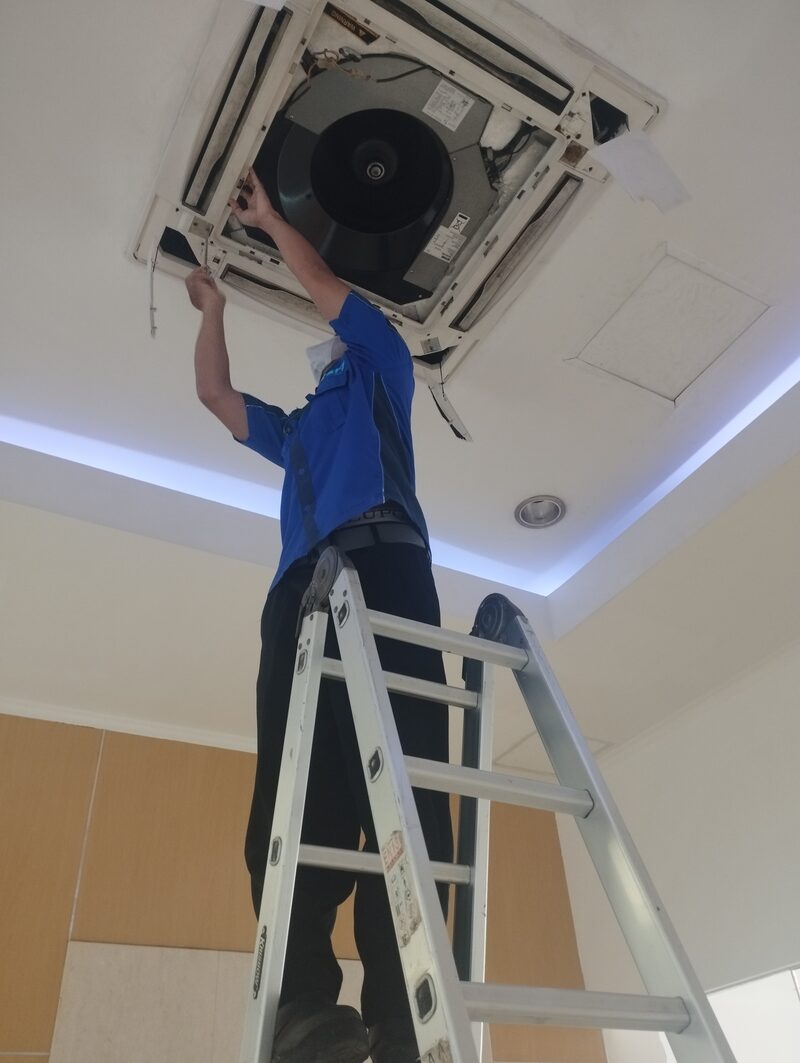 Teknisi PT Dikari PM AC Cassette