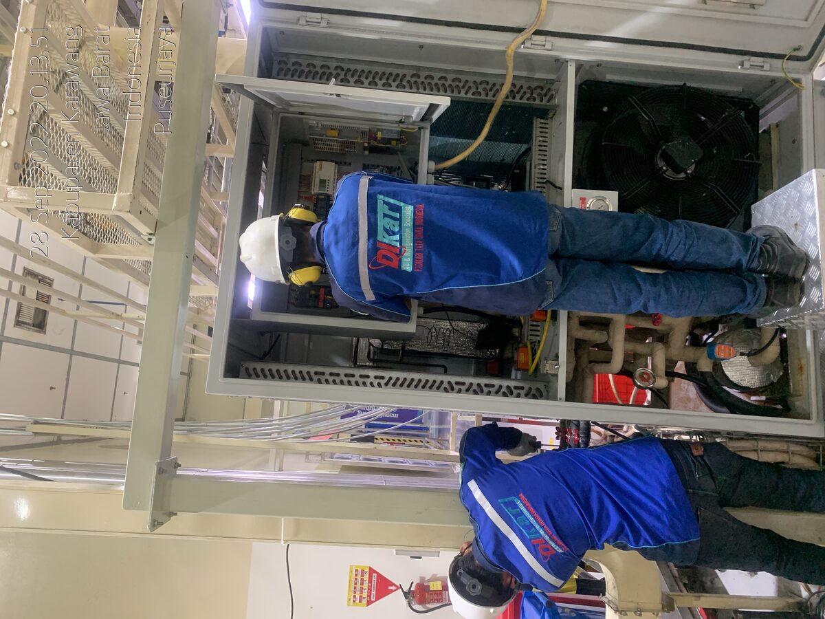 Teknisi PT Dikari maintenance panel kontrol listrik HVAC